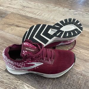Women’s Books Ricochet Running Shoes - size 6.5